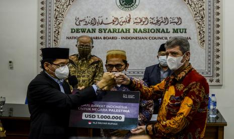 Sekjen MUI Amirsyah Tambunan bersama Wakil Ketua Umum MUI Anwar Abbas, Ustaz Adi Hidayat dan Duta Besar Palestina untuk Indonesia Zuhair Al-Shun (dari kiri ke kanan) saat penyerahan donasi untuk Palestina di Jakarta.