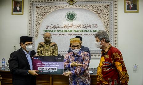 Sekjen MUI Amirsyah Tambunan bersama Wakil Ketua Umum MUI Anwar Abbas, Ustaz Adi Hidayat dan Duta Besar Palestina untuk Indonesia Zuhair Al-Shun (dari kiri ke kanan) saat penyerahan donasi untuk Palestina di Jakarta.