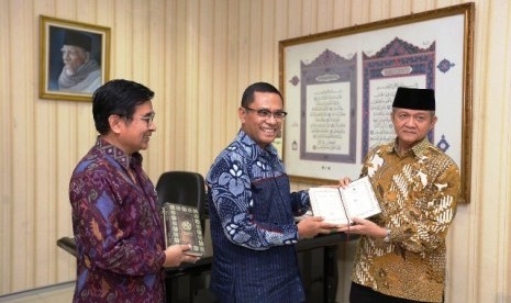 Sekjen MUI menerima wakaf Alquran secara simbolik dari Yayasan Muslim Sinarmas