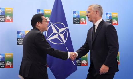 Sekjen NATO Jens Stoltenberg  bersalaman dengan Perdana Menteri Jepang Fumio Kishida dalam KTT NATO.