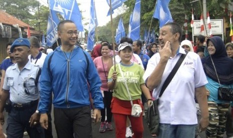 Sekjen PAN, Eddy Soeparno melakukan jalan santai di Cirebon, Jabar dalam rangka ulang tahun PAN ke-18 tahun, Ahad (28/8).