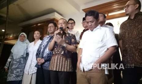 Sekjen PAN Eddy Soeparno menyampaikan  keterangan pers usai menggelar pertemuan dengan para jubir koalisi pendukung Prabowo - Sandiaga di Jalan Daksa, Jakarta, Selasa (4/9). 