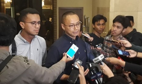 Secretary-General PAN Eddy Suparno delivers a press statement following a meeting with 212 Alumni Brotherhood and several political parties leaders at Sultan Hotel, Jakarta, Monday (July 23) night.