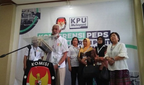 Sekjen Partai Bhineka Indonesia (PBI), Harinder Sigh saat melakukan jumpa pers setelah mendaftar sebagai calon peserta Pemilu 2019, di Kantor KPU, Menteng, Jakarta Pusat, Ahad (15/10). PBI menjadi parpol ke-14 yang mendaftar ke KPU.