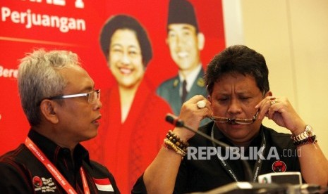 Politikus PDIP Arif Wibowo berbincang dengan Sekjen Partai Demokrasi Indonesia Perjuangan (PDIP) Hasto Kristiyanto (kanan)