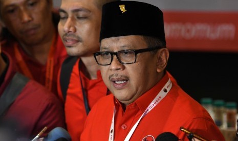 Sekjen Partai Demokrasi Indonesia Perjuangan (PDIP) Hasto Kristiyanto menjawab pertanyaan wartawan di sela Rapat Kerja Nasional (Rakernas) I PDIP di Jakarta, Jumat (10/1/2020). 