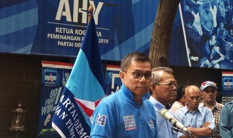 Sekjen Partai Demokrat Hinca Pandjaitan memberikan klarifikasi Surat SBY terkait Kampanye Akbar Prabowo Subianto, Kantor DPP Demokrat, Senin (8/4). 