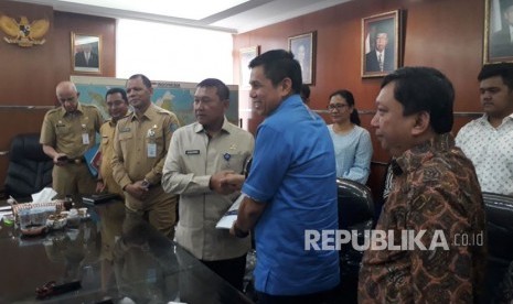 Sekjen Partai Demokrat, Hinca Pandjaitan, menyerahkan draf usulan revisi Perppu Ormas Nomor 2 Tahun 2017 kepada Dirjen Politik dan Pemerintahan Umum Kemendagri, Soedarmo, di Kantor Kemendagri, Jakarta Pusat. Partai Demokrat merupakan parpol pertama yang menyerahkan usulan draf terhadap revisi Perppu Ormas. 