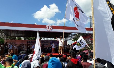 Sekjen Partai Gerindra Ahmad Muzani berkampanye menggantikan Capres Nomor Urut 02 Prabowo Subianto yang batal hadir di lapangan 16 C Kota Metro, Lampung, Rabu (20/3) petang. 