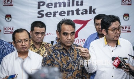 Sekjen Partai Gerindra Ahmad Muzani (tengah), Sekjen Partai Keadilan Sejahtera (PKS) Mustafa Kamal (kanan), dan Sekjen Partai Berkarya Priyo Budi Santoso (kiri) yang tergabung dalam tim pemenangan Prabowo-Sandi memberikan keterangan pers seusai melakukan pertemuan tertutup dengan komisioner KPU, di Kantor KPU Pusat, Jakarta, Rabu (17/10/2018). 