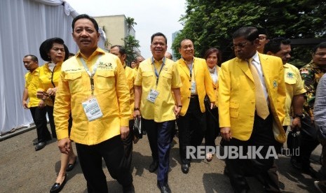 Sekjen Partai Golkar Idrus Marham bersama Ketua DPP Ahmad Hidayat Mus dan pengurus Partai Golkar lainnya melakukan pendaftaran Pendaftaran Pemilu 2019 di Kantor KPU Pusat, Jakarta, Ahad (15/10).