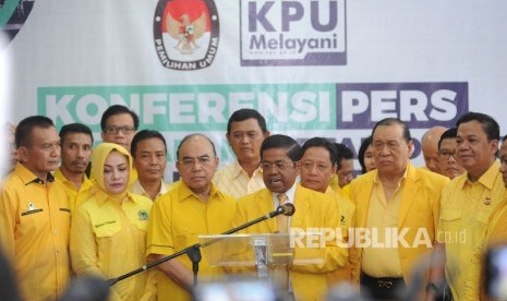 Sekjen Partai Golkar Idrus Marham memberikan keterangan kepada media usai melakukan pendaftaran Pendaftaran Pemilu 2019 di Kantor KPU Pusat, Jakarta, Ahad (15/10). 