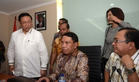 Sekjen Partai Golkar kubu Agung Laksono, Zainuddin Amali (tengah).