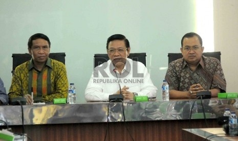 Sekjen Partai Golkar kubu Agung Laksono, Zainudin Amali (kiri), kata Ketua Umum Golkar versi Munas Ancol, Agung Laksono (tengah) serta Wakil Ketua Umum Partai Golkar versi Munas Ancol Prio Budi Santoso (kanan) menggelar rapat pleno terkait pembahasan prose