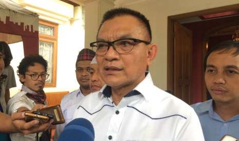 Sekjen Partai Golkar Lodewijk Freidrich Paulus berbicara kepada wartawan di Posko Cemara, Menteng, Jakarta Pusat, Selasa (4/9).