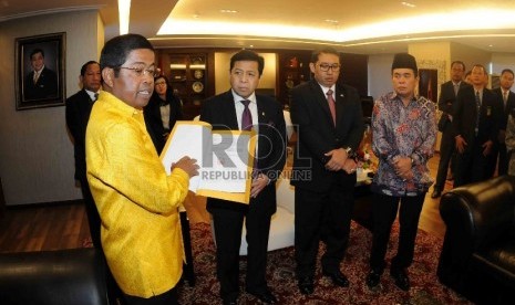 Sekjen Partai Golkar versi Munas Bali Idrus Marham (kiri) didampingi Wakil Ketua Ade Komaruddin (kanan) menjelaskan surat mahkamah partai didepan Ketua DPR Setya Novanto (kedua kiri) dan Wakil Ketua Fadli Zon (kedua kanan) di Komplek Parlemen, Jakarta, Sel