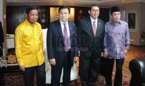 Sekjen Partai Golkar versi Munas Bali Idrus Marham (kiri) didampingi Wakil Ketua Ade Komaruddin (kanan) bertemu dengan Ketua DPR Setya Novanto (kedua kiri) dan Wakil Ketua Fadli Zon (kedua kanan) di Komplek Parlemen, Jakarta, Selasa (31/3).