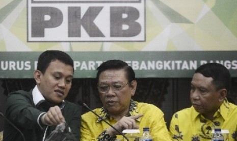 Sekjen Partai Golkar Zainudin Amali (kanan).