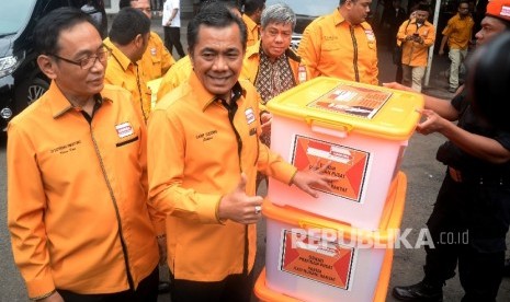 Sekjen Partai Hanura Sarifuddin Sudding (kedua kiri) bersama dengan pengurus partai saat mendaftarkan partainya di KPU Pusat, Jakarta, Kamis (12/10).