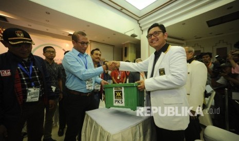 Sekjen Partai Keadilan Sejahtera Mustafa Kamal menyerahkan berkas pendaftaran partai PKS untuk menjadi peserta pemilu 2019, di Kantor KPU Pusat, Jakarta, Sabtu (14/10) PKS secara resmi mendaftar sebagai peserta Pemilu 2019.