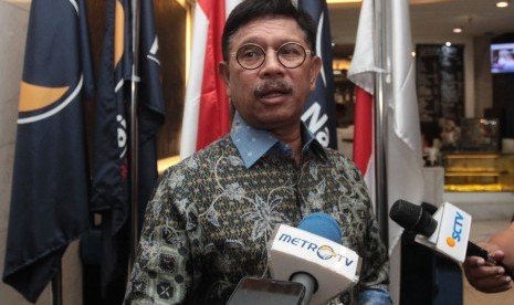 Sekjen Partai Nasdem Johnny G Plate memberikan keterangan pers mengenai pemberhentian sementara Ketua DPW Partai NasDem Kepulauan Riau terkait operasi tangkap tangan (OTT) KPK di kantor DPP Partai NasDem, Jakarta, Kamis (11/7/2019). 