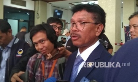 Sekjen Partai NasDem, Johnny G Plate, usai mendapatkan caleg partainya ke KPU, Senin (16/7). 