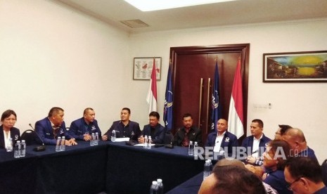 Sekjen Partai NasDem,  Johny G Plate,  mengumumkan dukungan SK resmi dukungan terhadap Edy Rahmayadi-Musa Rajeckshah sebagai cagub-cawagub Pilkada Sumut 2018, Jumat (5/1). NasDem menjadi parpol kelima yang resmi mendukung Edy-Musa.