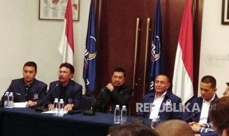 Sekjen Partai NasDem, Johny G Plate, mengumumkan dukungan SK resmi dukungan terhadap Edy Rahmayadi-Musa Rajeckshah sebagai cagub-cawagub Pilkada Sumut 2018, Jumat (5/1). NasDem menjadi parpol kelima yang resmi mendukung Edy-Musa.