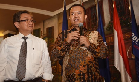 Sekjen Partai Nasdem Patrice Rio Capella (kanan) didampingi kuasa hukum Maqdir Ismail memberikan keterangan pers di DPP Nasdem, Jakarta, Kamis (15/10). 