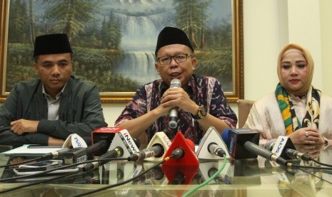 Sekjen Partai Persatuan Pembangunan (PPP) Arsul Sani (tengah) didampingi Wakil Ketua Umum Muhammad Arwani Thomafi (kiri) dan sejumlah pengurus harian DPP memberikan keterangan terkait OTT KPK terhadap Ketua Umum PPP Romahurmuziy, di Jakarta, Sabtu (16/3/2019).