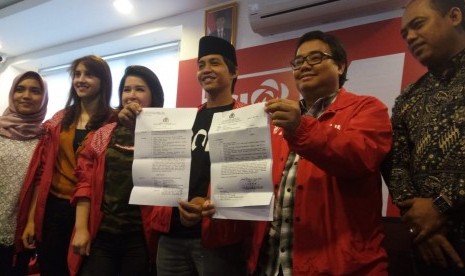 Sekjen Partai Solidaritas Indonesia (PSI) Raja Juli Antoni (tengah) menunjukkan Surat Perintah Penghentian Penyidikan (SP3) atas perkara dugaan kampanye di luar jadwal PSI kepada sejumlah media di kantor DPP PSI Jakarta, Jumat (1/6).