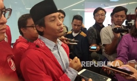 Sekjen Partai Solidaritas Indonesia (PSI), Raja Juli Antoni, usai melakukan konferensi pers di DPP PSI, Kamis (17/5). 