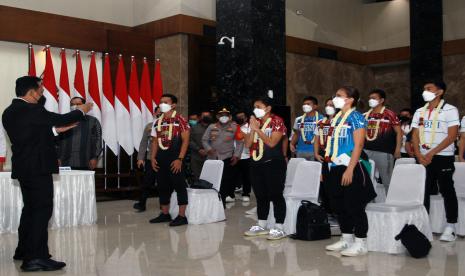 Sekjen PB PBSI Jendral polisi Listyo Sigit Prabowo (kiri) menyapa para pebulutangkis All England Indonesia usai mengikuti jumpa pers setibanya dari Inggris di Terminal VVIP Bandara Soekarno Hatta, Tangerang, Banten, Senin (22/3/2021)malam. Tim All England Indonesia kembali ketanah air lebih cepat setelah dipaksa mundur dari kejuaraan All England karena kedapatan satu pesawat dengan penumpang yang positif COVID-19.