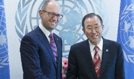 Sekjen PBB Ban Ki-moon (kanan).