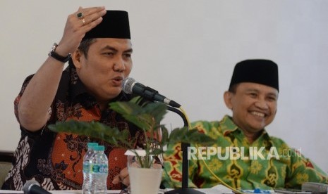 Sekjen PBNU Helmy Faishal Zaini (kiri), bersama Ketua LP Maarif NU Pusat Arifin Junaidi memberikan keterangan kepada wartawan tentang Kejahatan pornografi pada anak usia dini, Jakarta, Kamis (23/3).