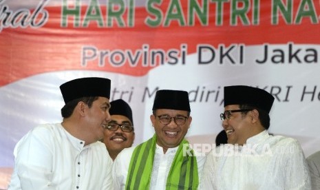 Sekjen PBNU Hilmi Faisal Zen berbincang bersama Gubernur Jakarta Anies Baswedan dan Ketum PKB Muhaimin Iskandar (dari kiri) saat peringatan Hari Santri Nasional di Masjid Raya KH Hasyim Asyari, Jakarta, Sabtu (21/10) malam.