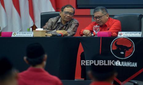 Sekjen PDI Perjuangan Hasto Kristiyanto berbincang dengan Menkopolhukam Mahfud MD dalam acara Forum Group Discussion (FDG) di Sekolah Partai PDI Perjuangan, Jakarta, Kamis (13/10/2022). FDG tersebut mengangkat tema Reformasi Sistem Hukum Nasional:Pendekatan Ideologi, Konstitusi dan Budaya Hukum. 