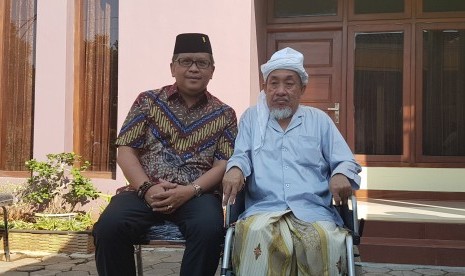 Sekjen PDI Perjuangan Hasto Kristiyanto, berkunjung ke pondok pesantren Nurul Cholil, Bangkalan Madura. Hasto diterima oleh pengasuh Ponpes Nurul Cholil, KH Zubair Muntashor.