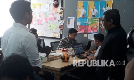 Sekjen PDI Perjuangan, Hasto Kristiyanto didampingi Bupati Banyuwangi Azwar Anas mengunjungi kantor RuangGuru.com yang bertempat di Tebet, Jakarta Selatan, Jumat (4/5). Kunjungan Hasto ke Kantor Ruang Guru merupakan dalam rangka peringatan Hari Pendidikan Nasional.