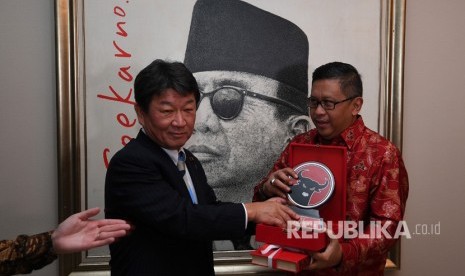 Sekjen PDI Perjuangan Hasto Kristiyanto (kanan) memberikan cinderamata kepada Ketua Dewan Riset Kebijakan Partai Demokrat Liberal Jepang Motegi Toshimitsu usai menerima kunjungannya di Kantor DPP PDI Perjuangan, Jakarta, Kamis (27/7)