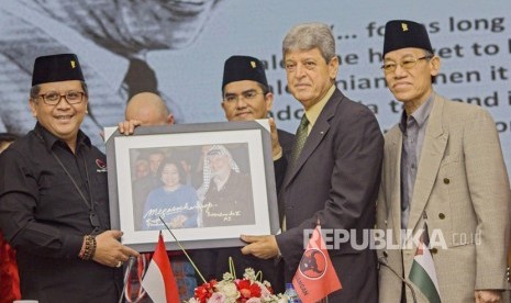 Sekjen PDI Perjuangan Hasto Kristiyanto (kiri) dan Ketua Umum Baitul Muslimin Indonesia Hamka Haq (kanan).