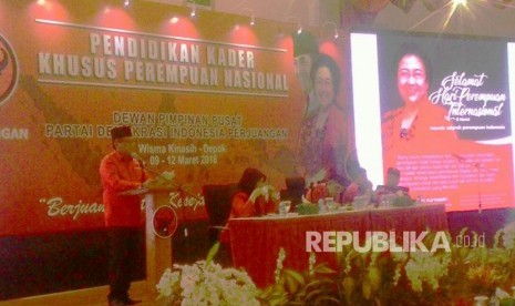 Sekjen PDI Perjuangan Hasto Kristiyanto memberikan pengarahan dalam pelatihan Kaderisasi Kaum Perempuan sekaligus memperingati Hari Perempuan Internasional yang berlangsung di Wisma Kinasih, Jl Raya Tapos, Kota Depok, Jumat (9/3).