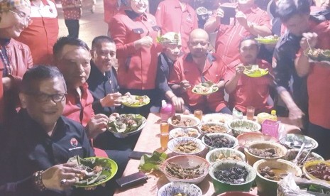 Sekjen PDIP Hasto Kristiyanto bersama kader makan nasi jamblang di Cirebon, Jawa Barat.