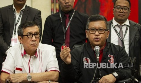 Sekjen PDIP Hasto Kristiyanto (kanan) didampingi Ketua DPP Bidang Hukum, HAM dan Perundang-Undangan Yasonna Laoly (kiri) saat menyampaikan keterangan pers di kantor DPP PDIP, Jakarta, Rabu (15/1/2020).