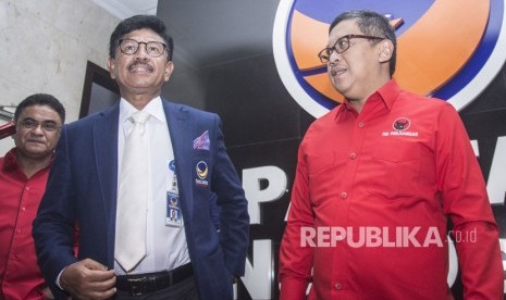 Sekjen PDIP Hasto Kristiyanto (kanan), Sekjen Partai Nasdem Johnny G Plate (tengah), dan Ketua DPP PDIP Andreas Hugo Pareira (kiri) berbincang seusai menggelar pertemuan tertutup di kantor DPP Nasdem, Jakarta, Selasa (3/4).