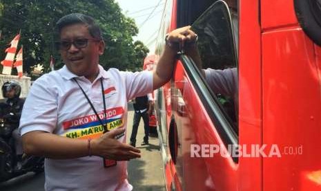 Sekjen PDIP Hasto Kristiyanto meluncurkan lima minibus untuk konsolidasi pasangan Jokowi-Ma'ruf Amin ke wilayah Jawa Barat, di Posko Cemara, Menteng, Jakarta Pusat, Senin (27/8).