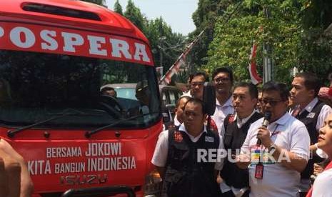 Sekjen PDIP Hasto Kristiyanto meluncurkan lima minibus untuk konsolidasi pasangan Jokowi-Ma'ruf Amin ke wilayah Jawa Barat, di Posko Cemara, Menteng, Jakarta Pusat, Senin (27/8).