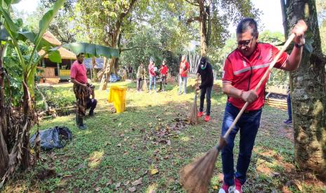 Sekjen PDIP, Hasto Kristiyanto menyambangi tempat Chaerudin, atau akrab disapa Babeh Idin, yang dikenal sebagai aktivis penjaga lingkungan hidup Pesanggrahan Sangga Buana. 