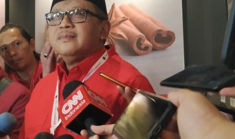 Sekjen PDIP Hasto Kristiyanto menyampaikan keterangan kepada pers disela-sela Rakernas I PDIP, Jumat (10/1). 