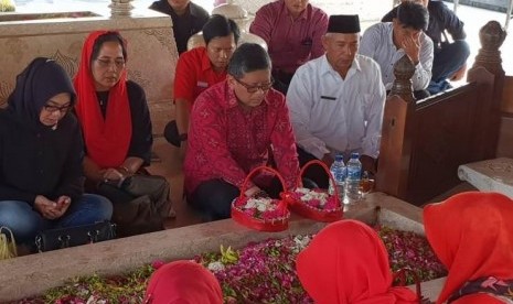 Sekjen PDIP Hasto Kristiyanto saat berziarah ke makam Bung Karno, Rabu (6/6).